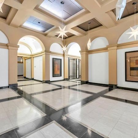 Modern Condo In The Heart Of Dt Overlooking City Ванкувер Экстерьер фото