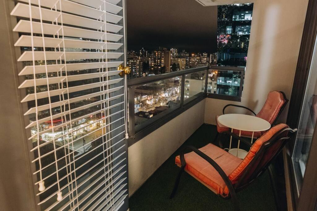 Modern Condo In The Heart Of Dt Overlooking City Ванкувер Экстерьер фото